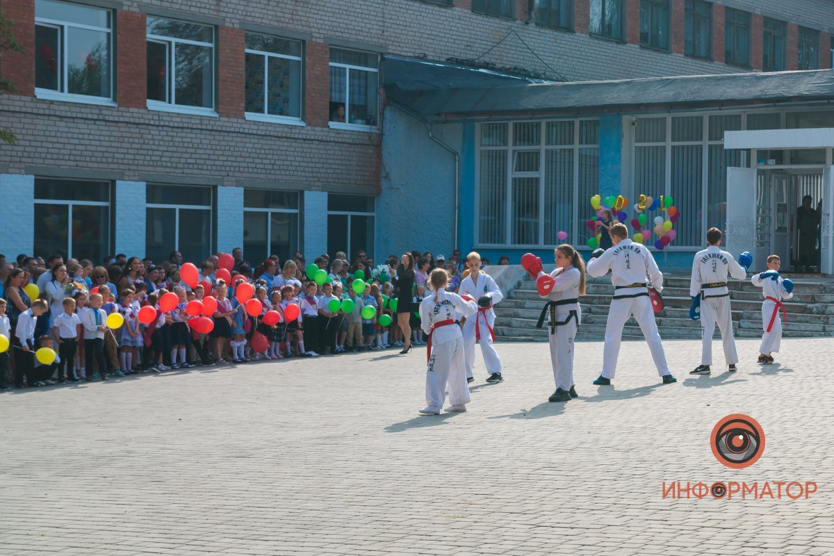 Цветы, улыбки и детский смех: как в школах Днепра праздновали 1 сентября 33