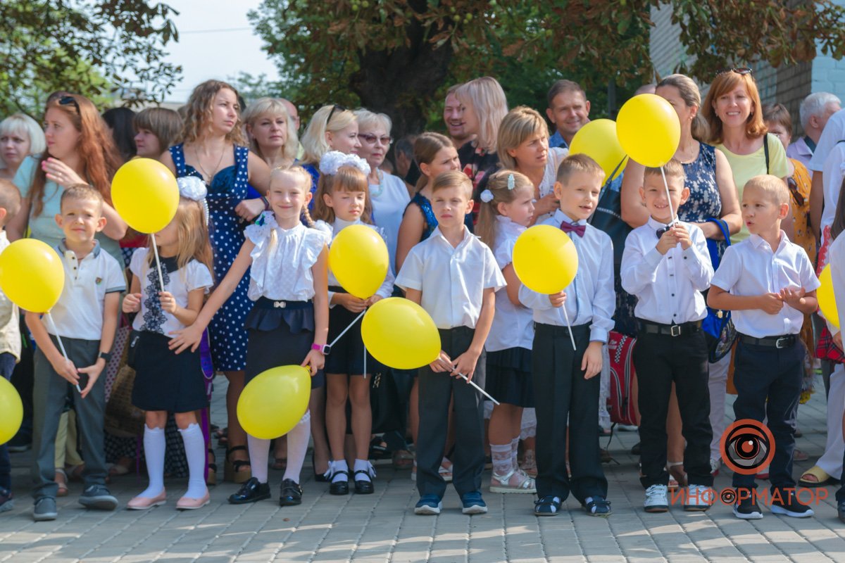 Цветы, улыбки и детский смех: как в школах Днепра праздновали 1 сентября 34