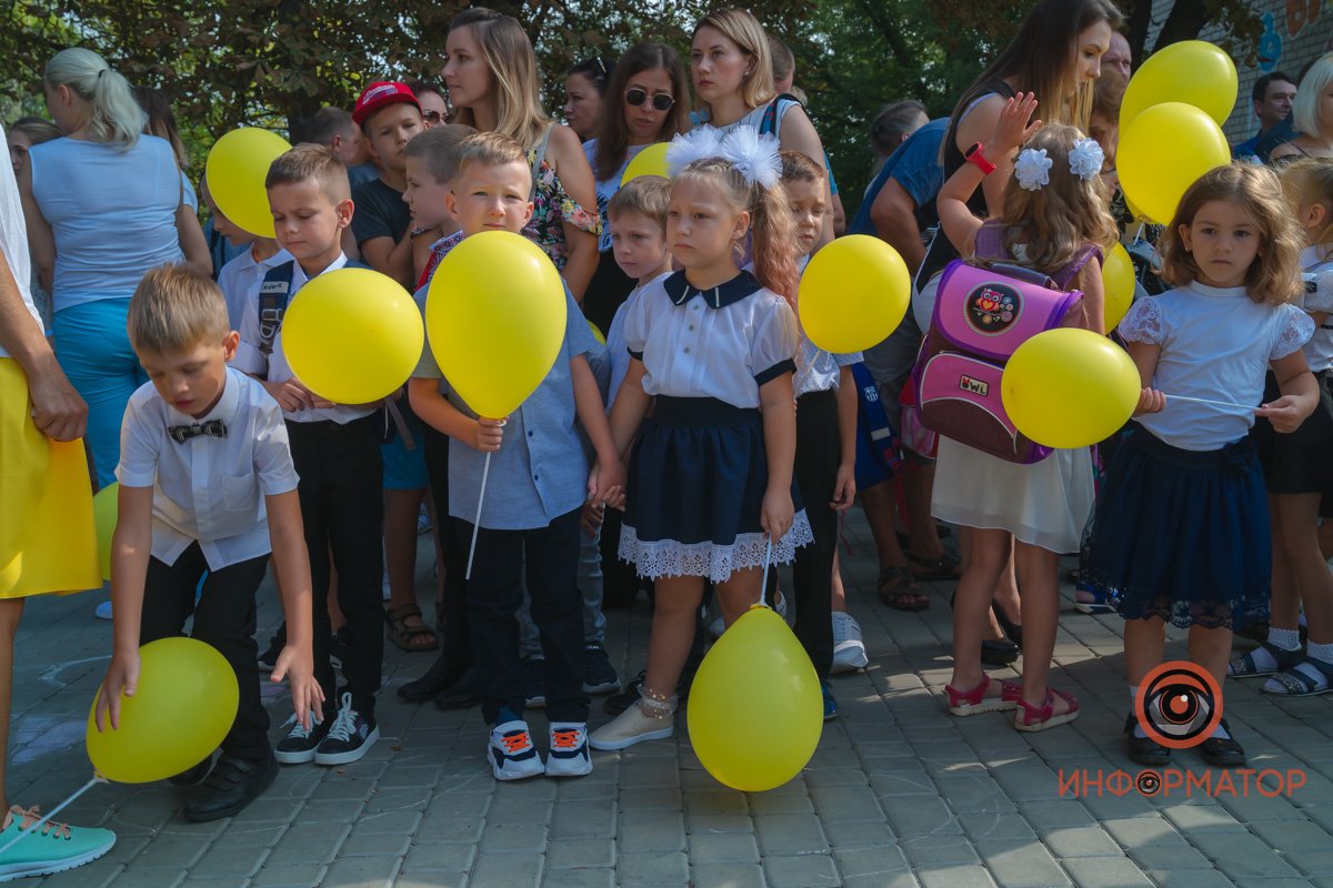 Цветы, улыбки и детский смех: как в школах Днепра праздновали 1 сентября 35