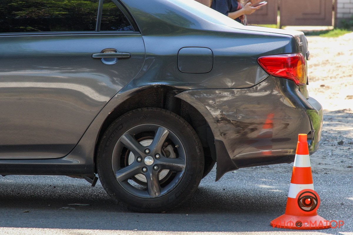 В Днепре на Антоновича такси Bolt зацепил Toyota и перевернулся: пострадал мужчина 1