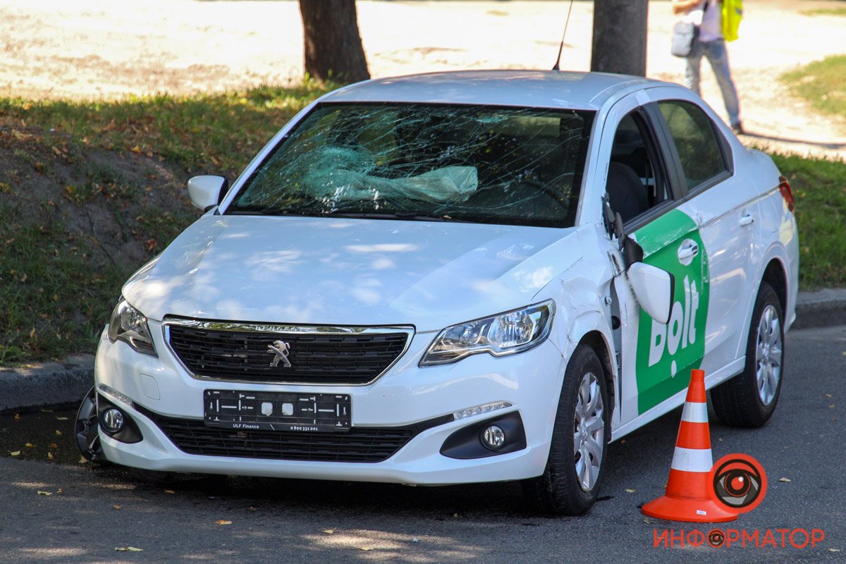 В Днепре на Антоновича такси Bolt зацепил Toyota и перевернулся: пострадал мужчина 2