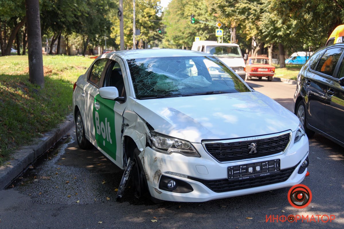 В Днепре на Антоновича такси Bolt зацепил Toyota и перевернулся: пострадал мужчина 3