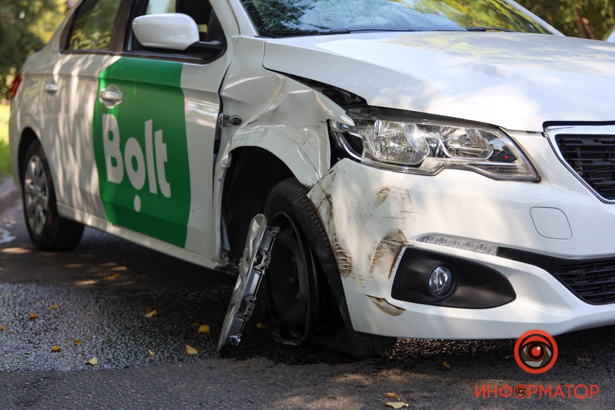 В Днепре на Антоновича такси Bolt зацепил Toyota и перевернулся: пострадал мужчина 4