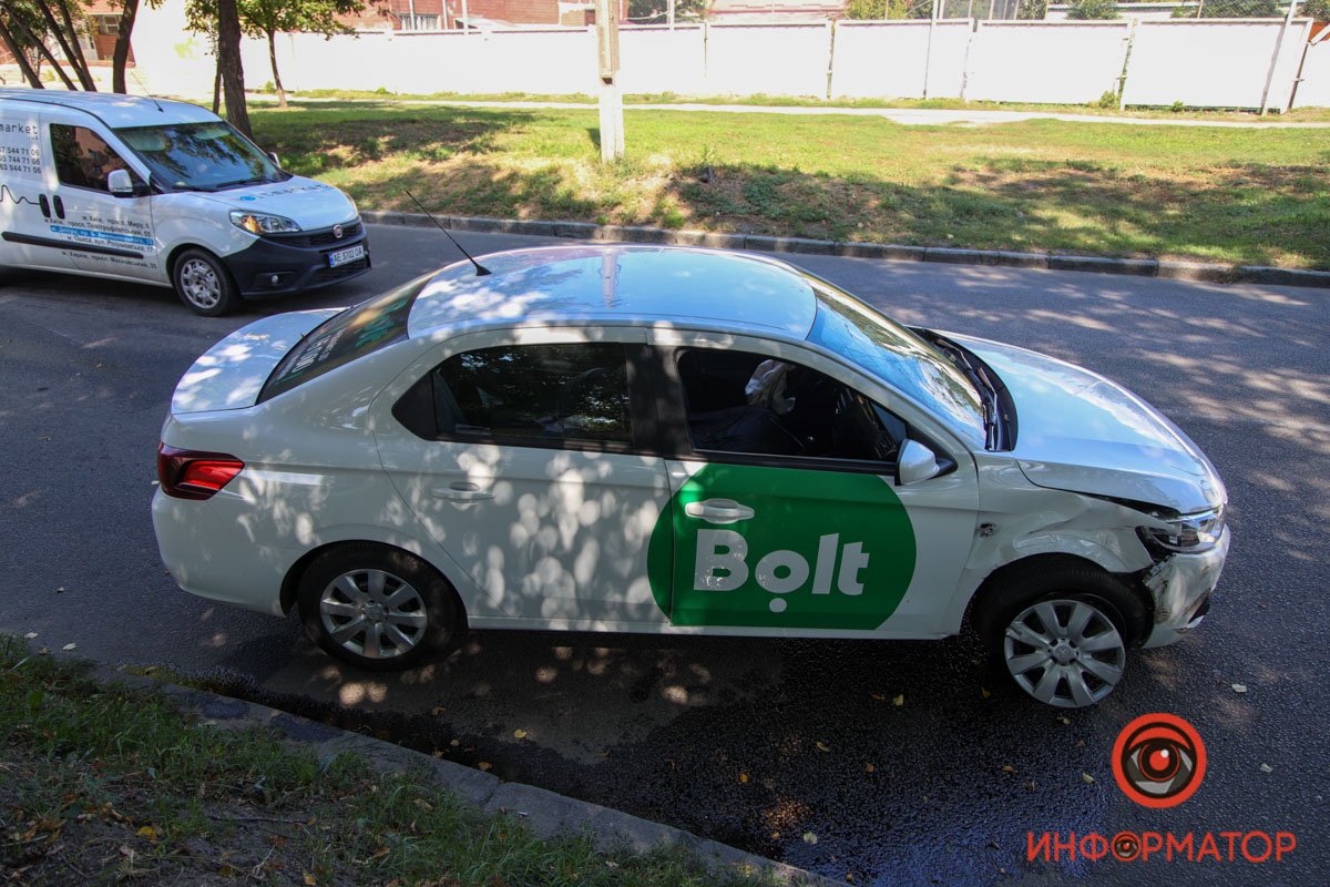 В Днепре на Антоновича такси Bolt зацепил Toyota и перевернулся: пострадал мужчина 5