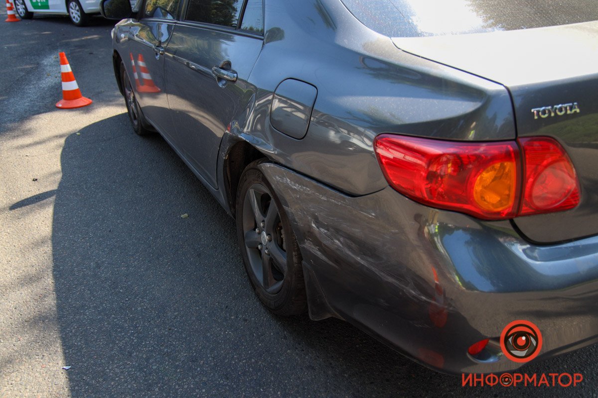 В Днепре на Антоновича такси Bolt зацепил Toyota и перевернулся: пострадал мужчина 6