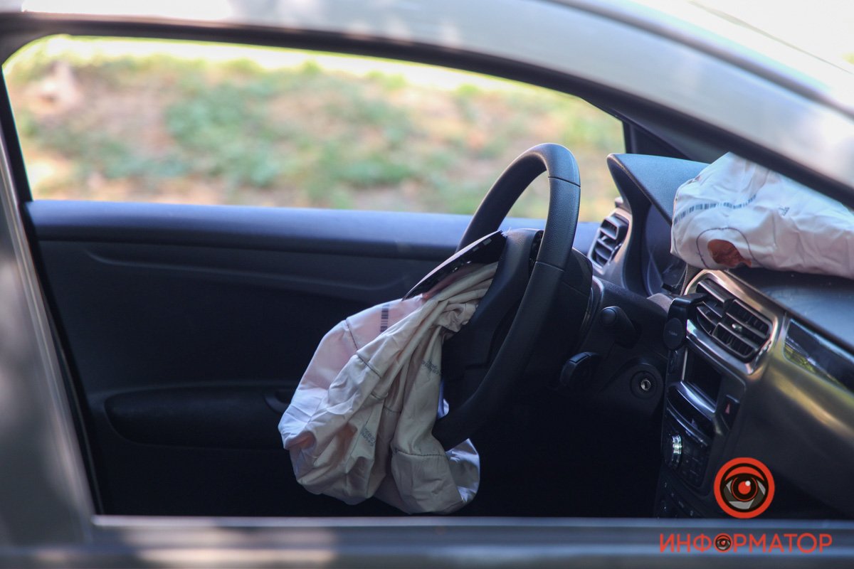 В Днепре на Антоновича такси Bolt зацепил Toyota и перевернулся: пострадал мужчина 7