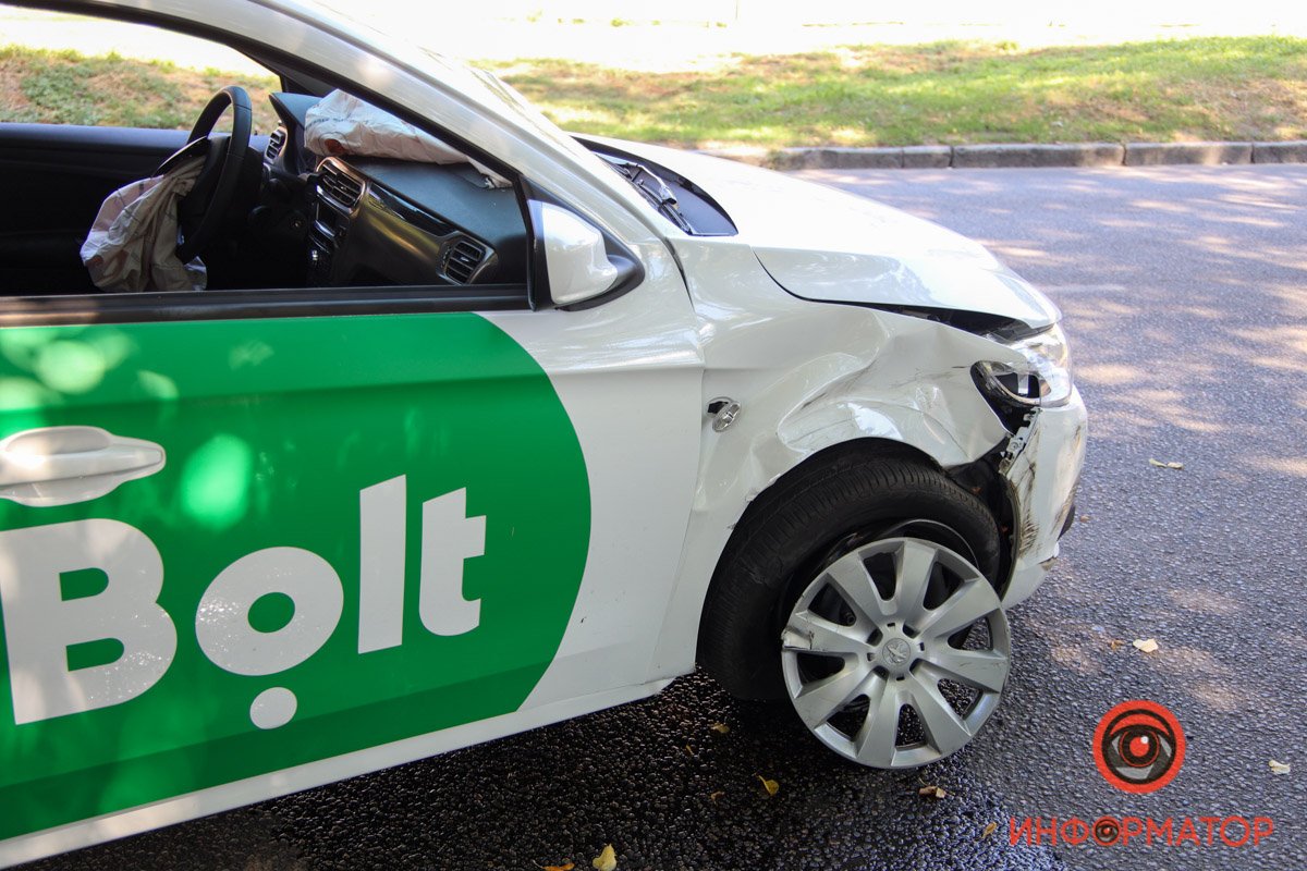 В Днепре на Антоновича такси Bolt зацепил Toyota и перевернулся: пострадал мужчина 8