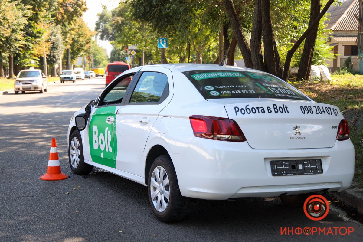 В Днепре на Антоновича такси Bolt зацепил Toyota и перевернулся: пострадал мужчина 9