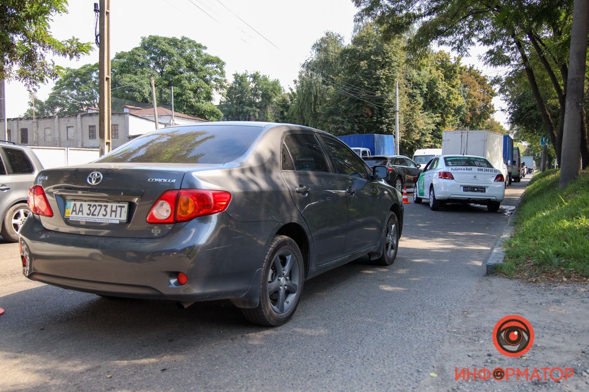 В Днепре на Антоновича такси Bolt зацепил Toyota и перевернулся: пострадал мужчина 10