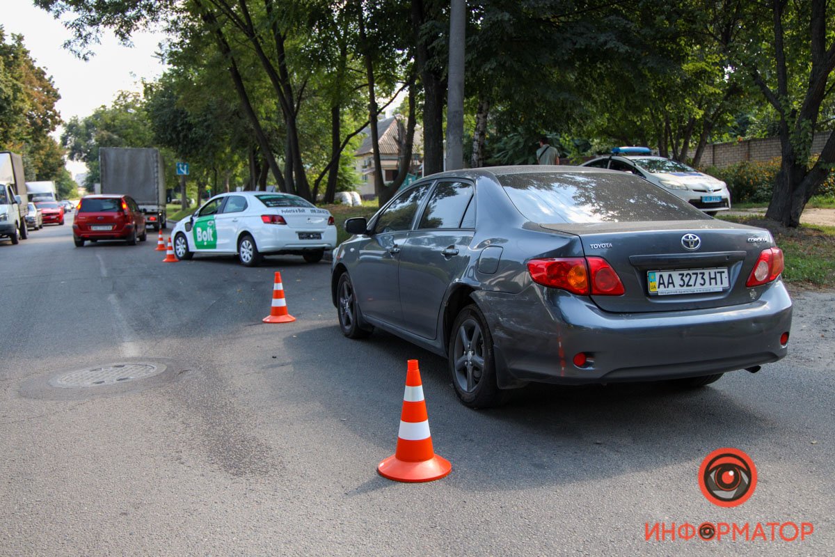 В Днепре на Антоновича такси Bolt зацепил Toyota и перевернулся: пострадал мужчина 11