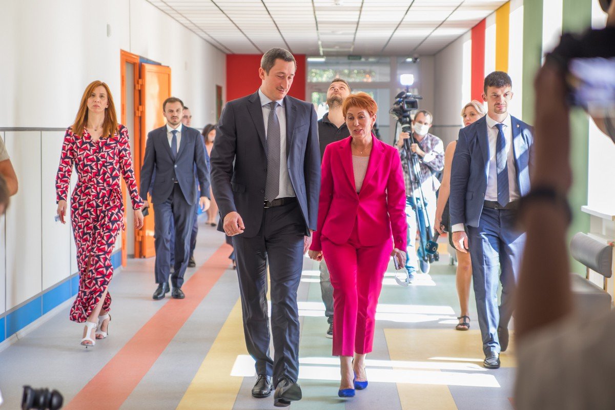 Почти 800 учеников пошли в обновленную гимназию Днепра 10