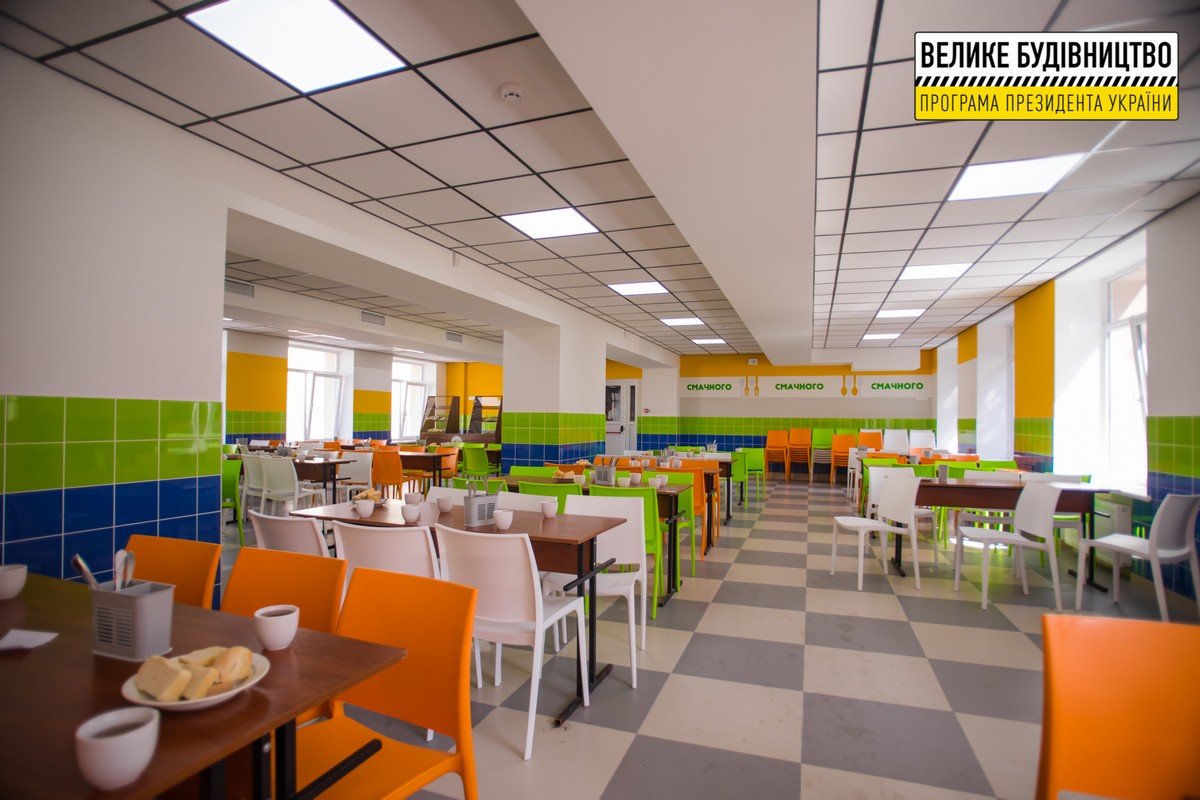 Почти 800 учеников пошли в обновленную гимназию Днепра 12