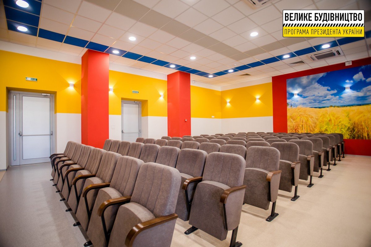 Почти 800 учеников пошли в обновленную гимназию Днепра 20