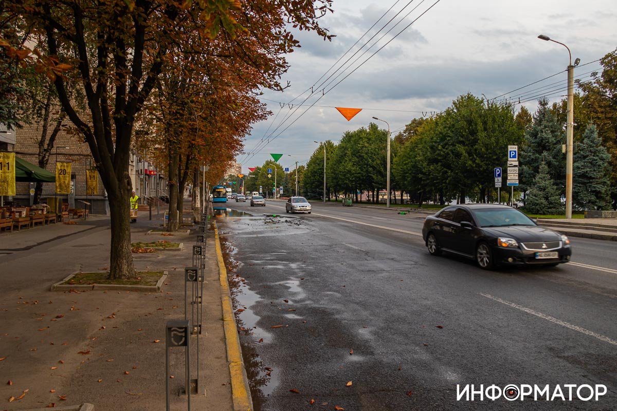 В Днепре Сичеславскую Набережную заливает водой: на дорогу вымыло куски асфальта 1