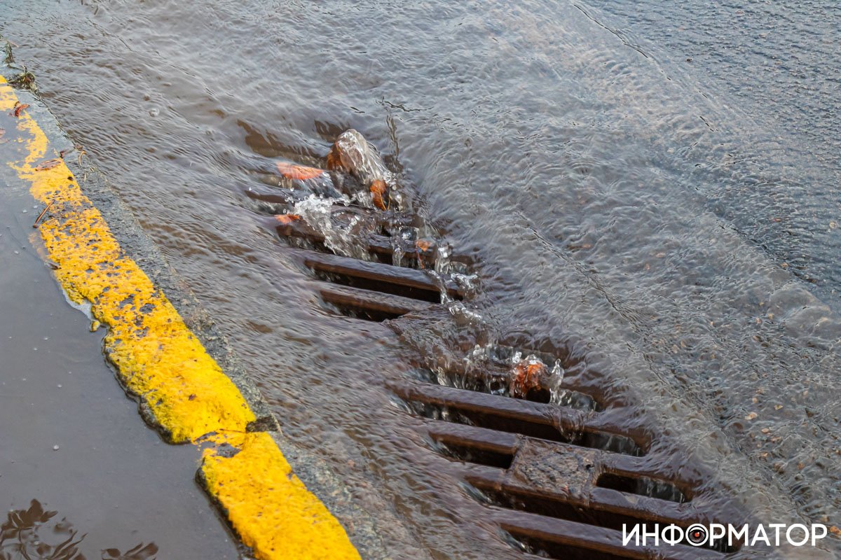 В Днепре Сичеславскую Набережную заливает водой: на дорогу вымыло куски асфальта 2