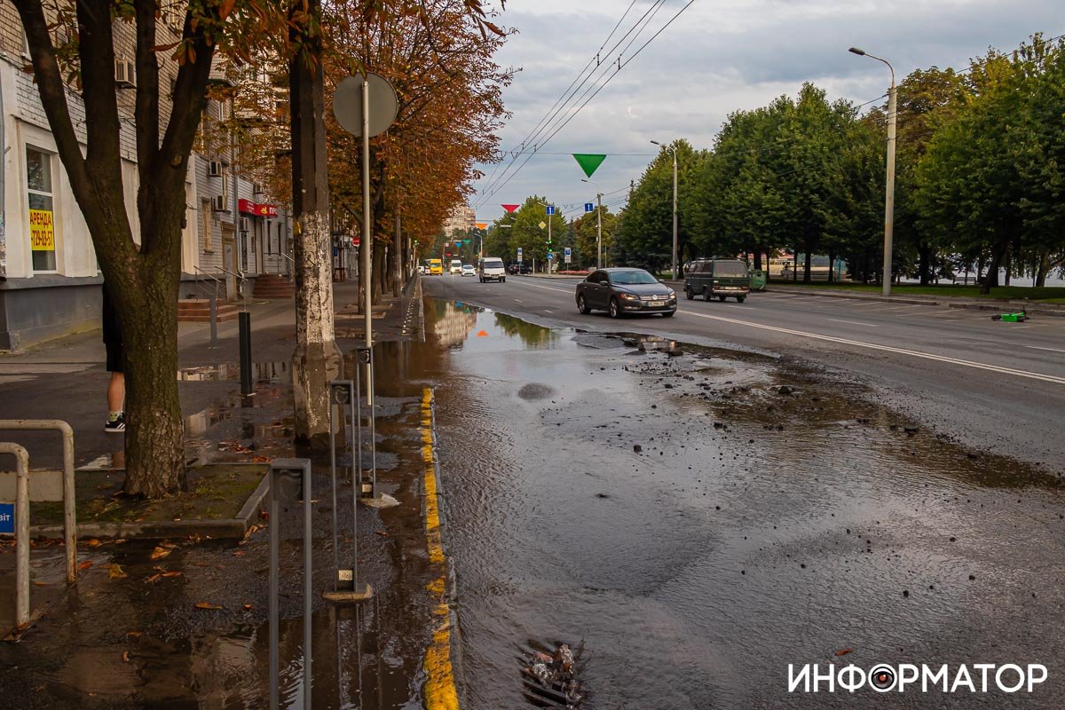 В Днепре Сичеславскую Набережную заливает водой: на дорогу вымыло куски асфальта 4