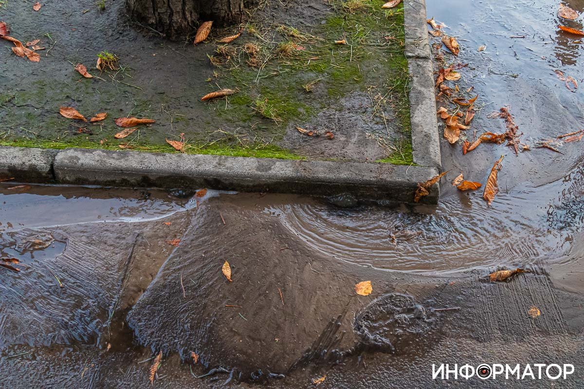 В Днепре Сичеславскую Набережную заливает водой: на дорогу вымыло куски асфальта 5
