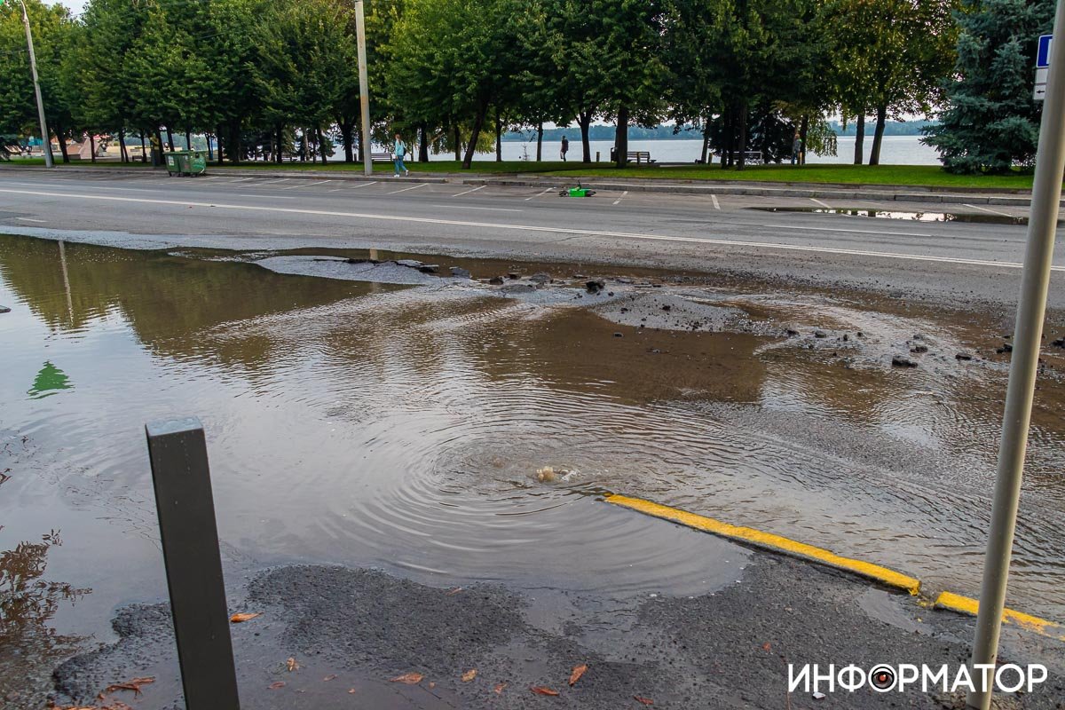 В Днепре Сичеславскую Набережную заливает водой: на дорогу вымыло куски асфальта 6