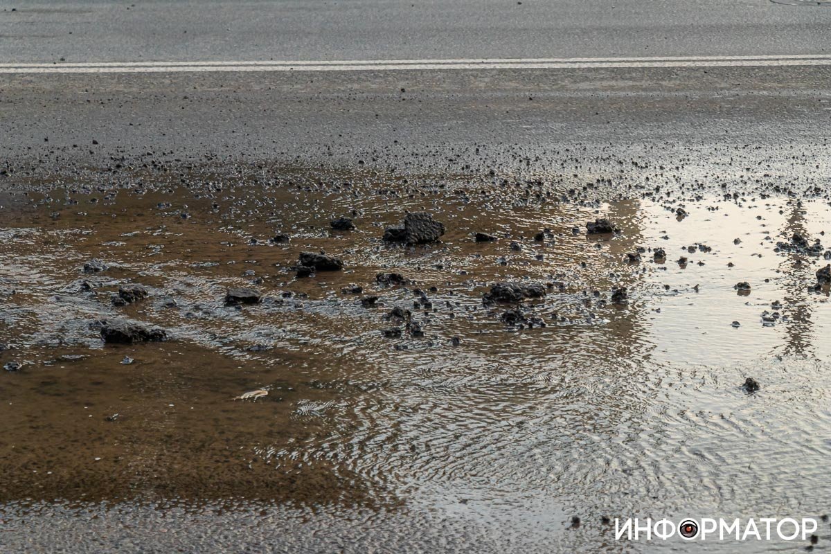В Днепре Сичеславскую Набережную заливает водой: на дорогу вымыло куски асфальта 7