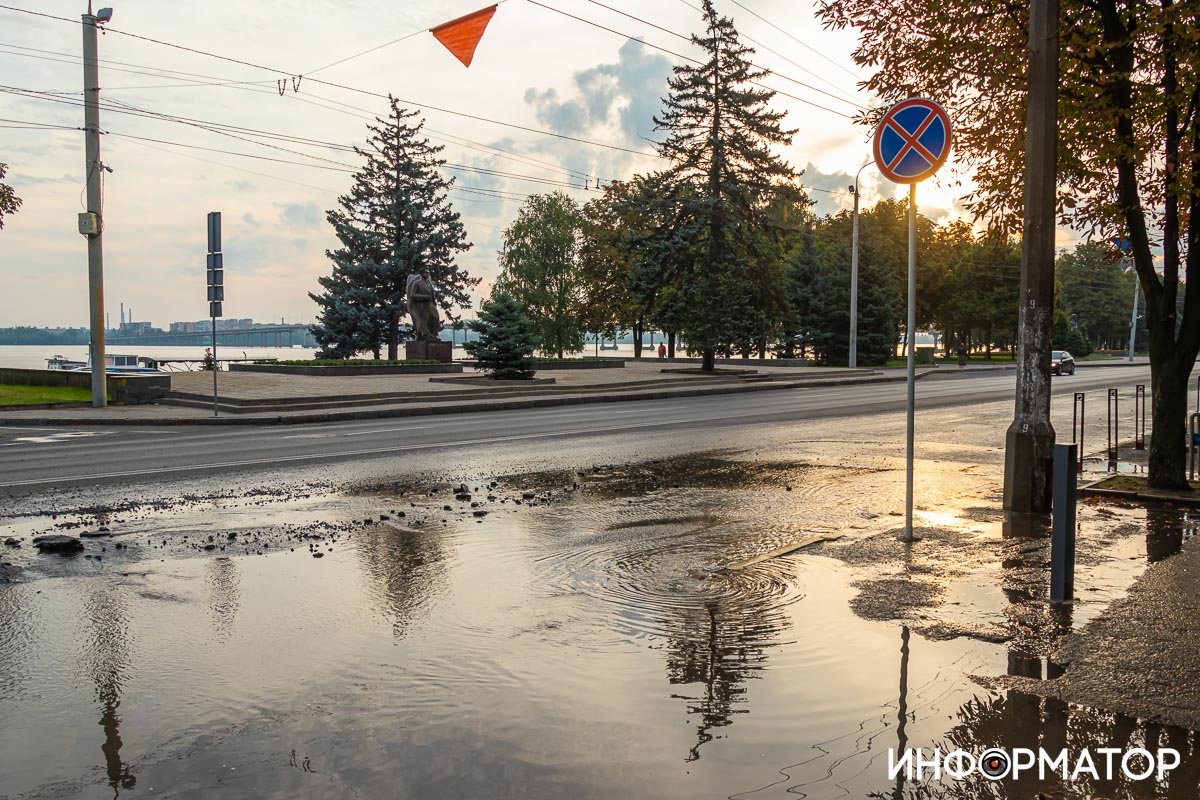 В Днепре Сичеславскую Набережную заливает водой: на дорогу вымыло куски асфальта 8