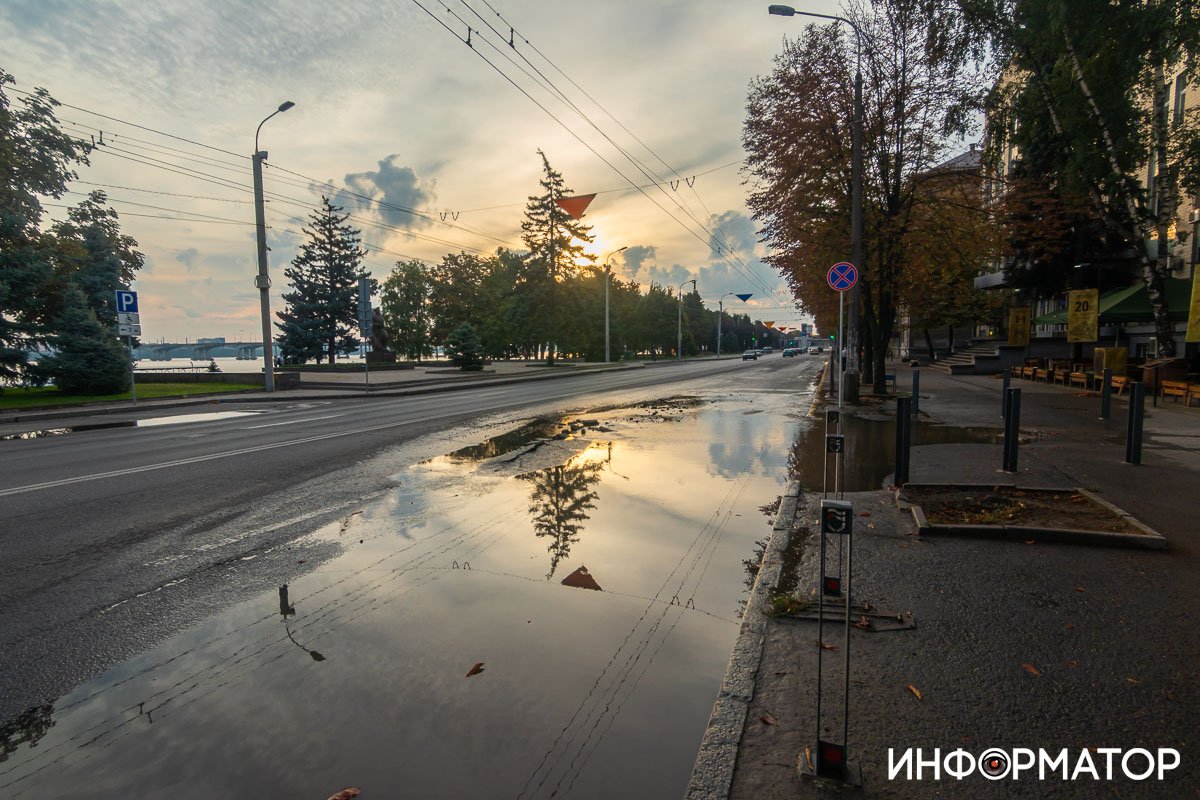 В Днепре Сичеславскую Набережную заливает водой: на дорогу вымыло куски асфальта 10