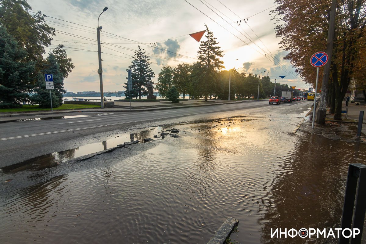 В Днепре Сичеславскую Набережную заливает водой: на дорогу вымыло куски асфальта 11