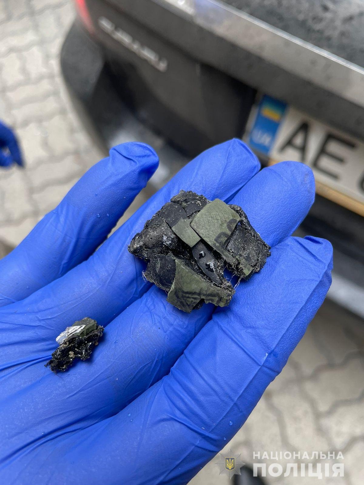 Во дворе дома на Литейной в Днепре взорвался Subaru: водитель в больнице, на месте нашли гранату 2