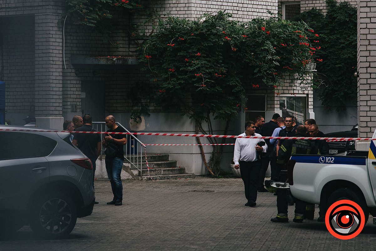 Во дворе дома на Литейной в Днепре взорвался Subaru: водитель в больнице, на месте нашли гранату 4