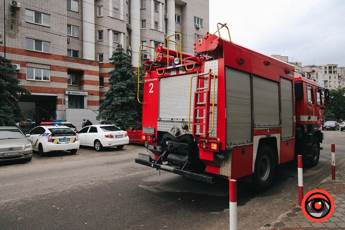 Во дворе дома на Литейной в Днепре взорвался Subaru: водитель в больнице, на месте нашли гранату 5