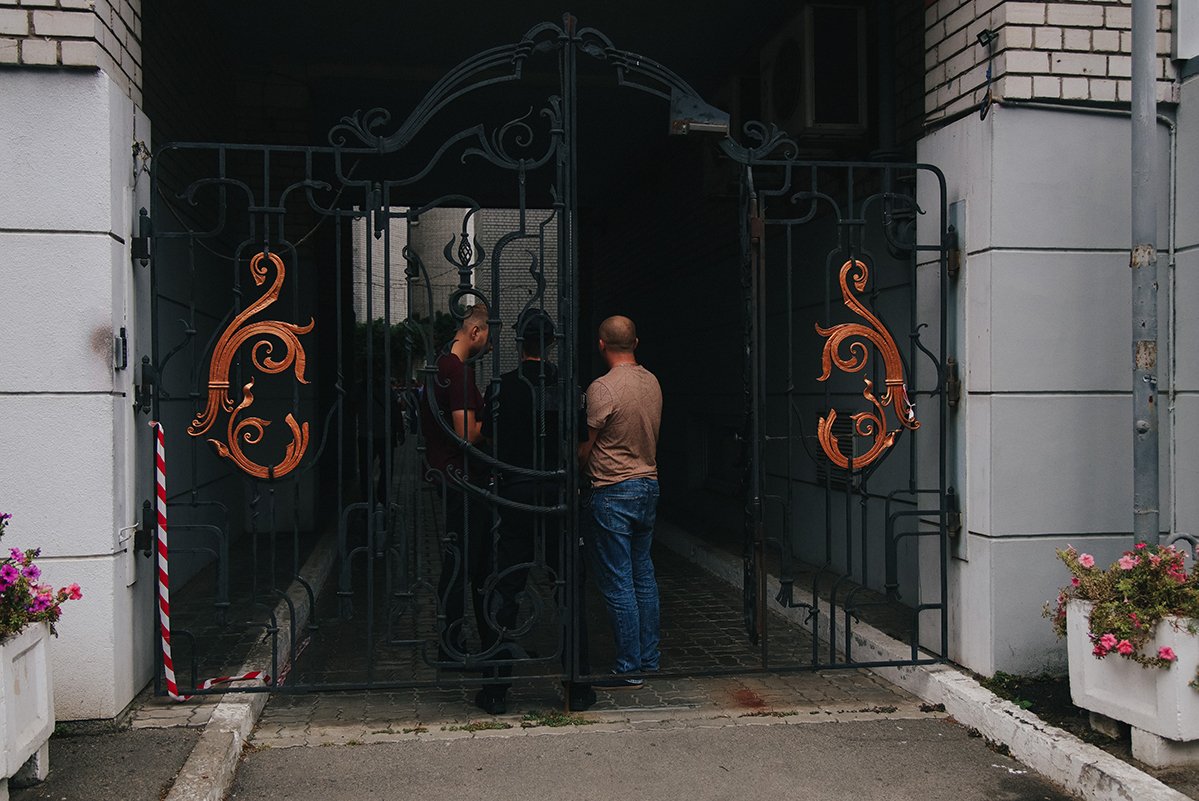 Во дворе дома на Литейной в Днепре взорвался Subaru: водитель в больнице, на месте нашли гранату 6