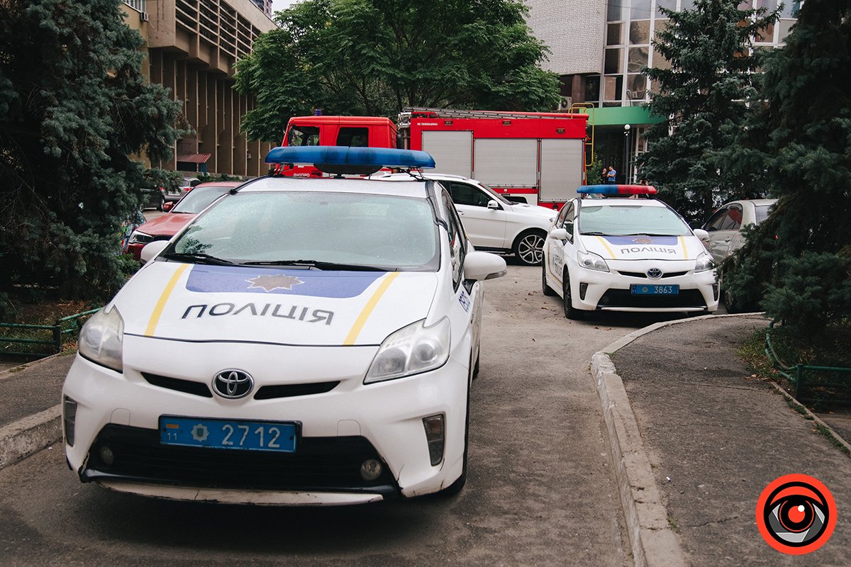 Во дворе дома на Литейной в Днепре взорвался Subaru: водитель в больнице, на месте нашли гранату 7