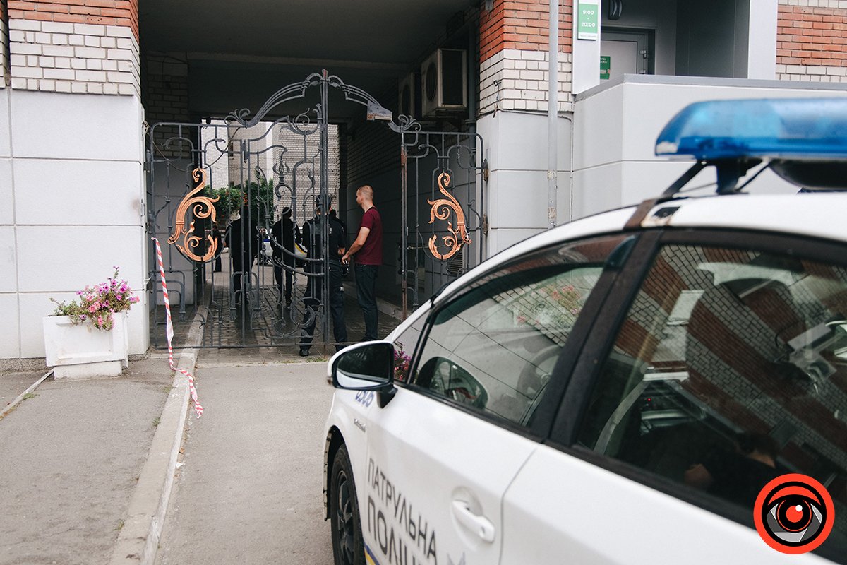 Во дворе дома на Литейной в Днепре взорвался Subaru: водитель в больнице, на месте нашли гранату 9