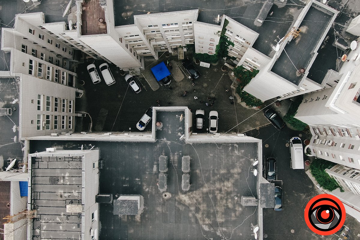 Во дворе дома на Литейной в Днепре взорвался Subaru: водитель в больнице, на месте нашли гранату 10