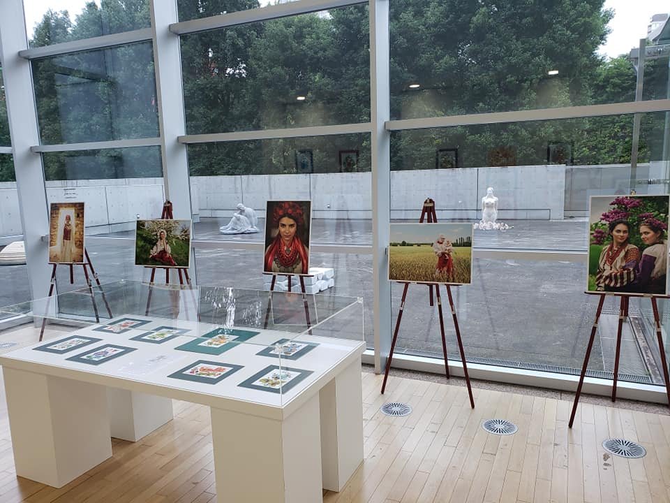 В Токио открыли выставку Петриковской росписи