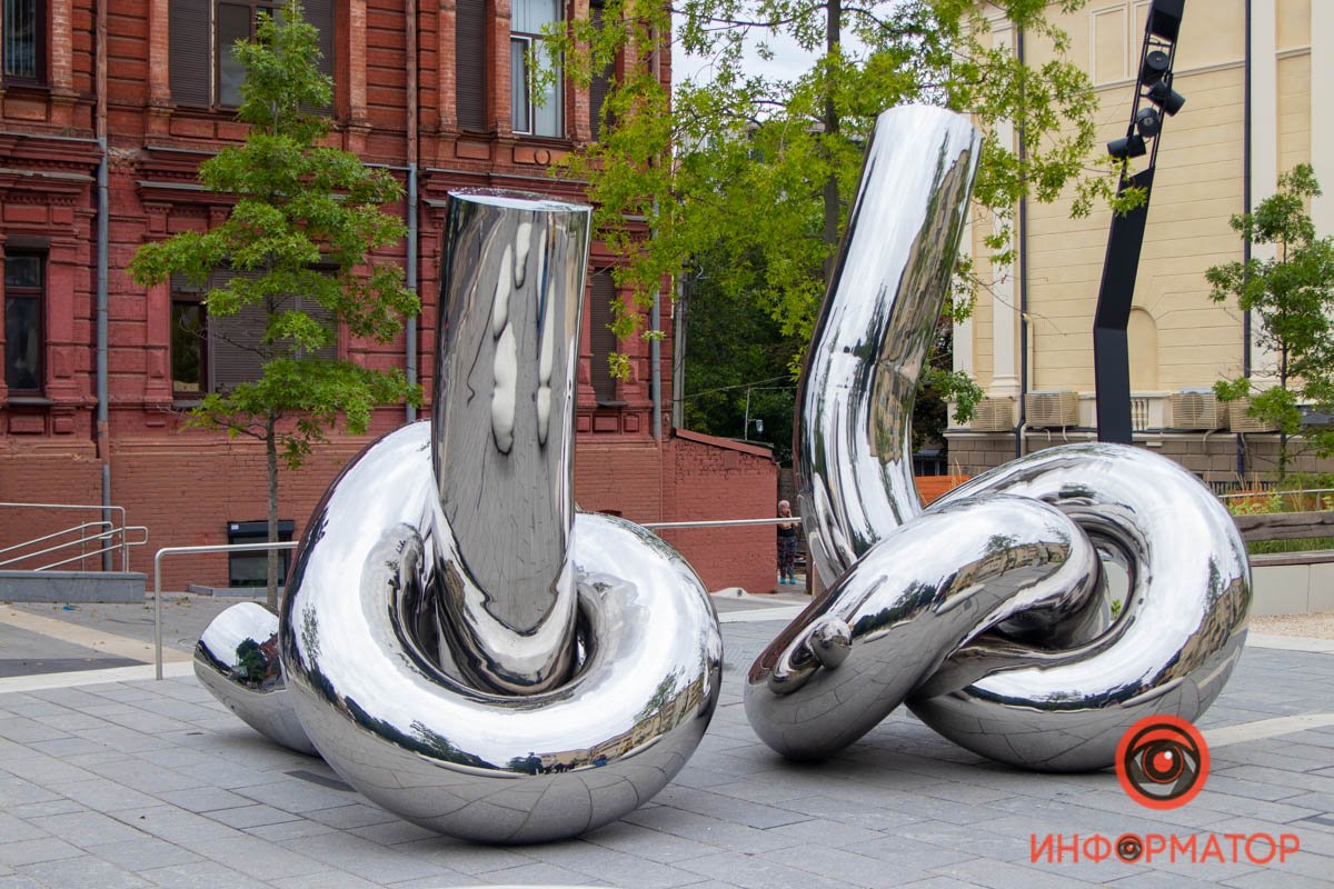 Каждая весит больше тонны Каждая весит больше тонны