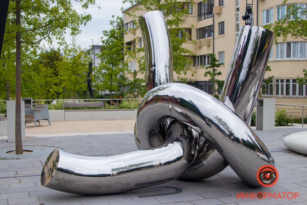 Высота - больше двух метров Высота - больше двух метров