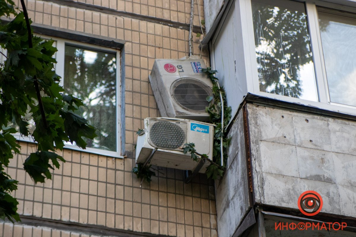 Оборванные провода и побитые окна: в Днепре на Янтарной на подъезд упало дерево 15