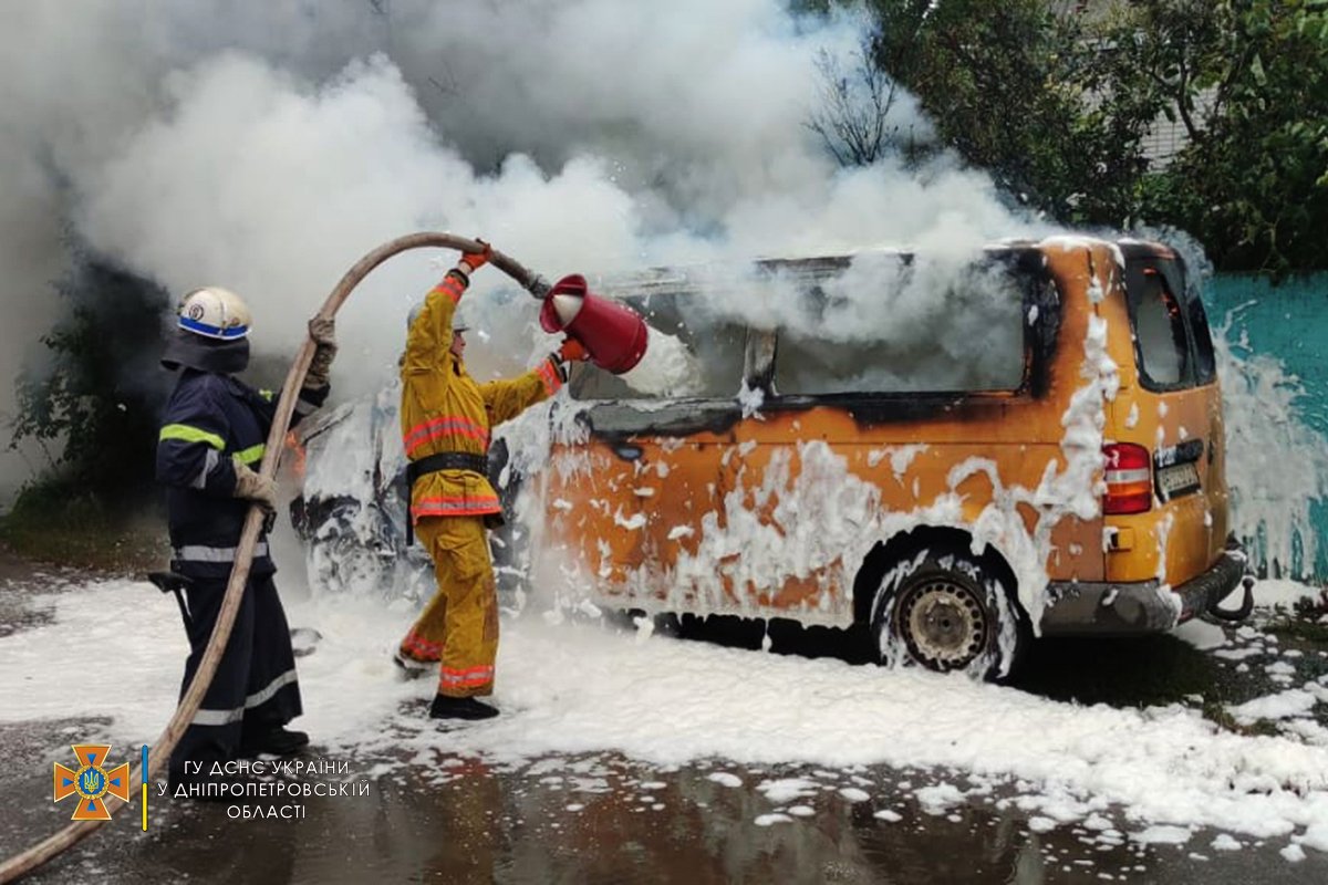 Здесь горел микроавтобус Volkswagen Transporter 2009 года выпуска Здесь горел микроавтобус Volkswagen Transporter 2009 года выпуска