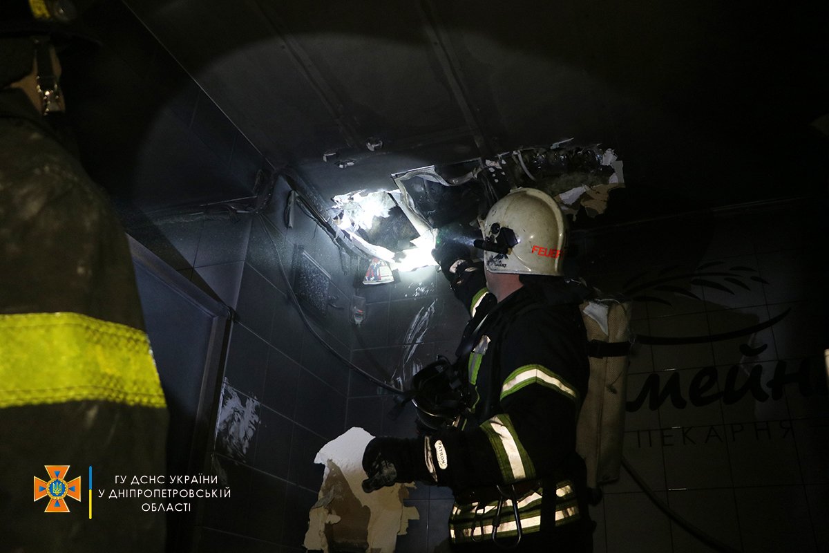 Огонь повредил мебель, потолок, облицовку стен Огонь повредил мебель, потолок, облицовку стен