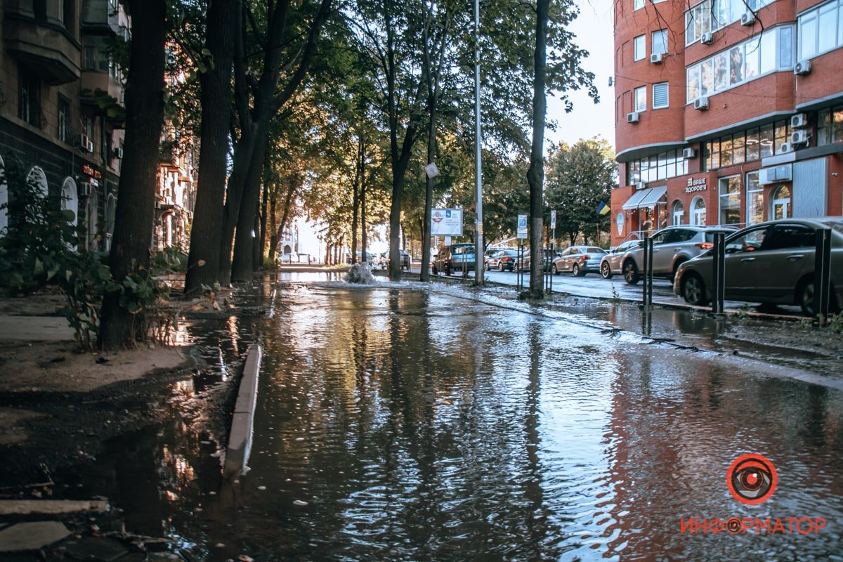 Залило тротуар