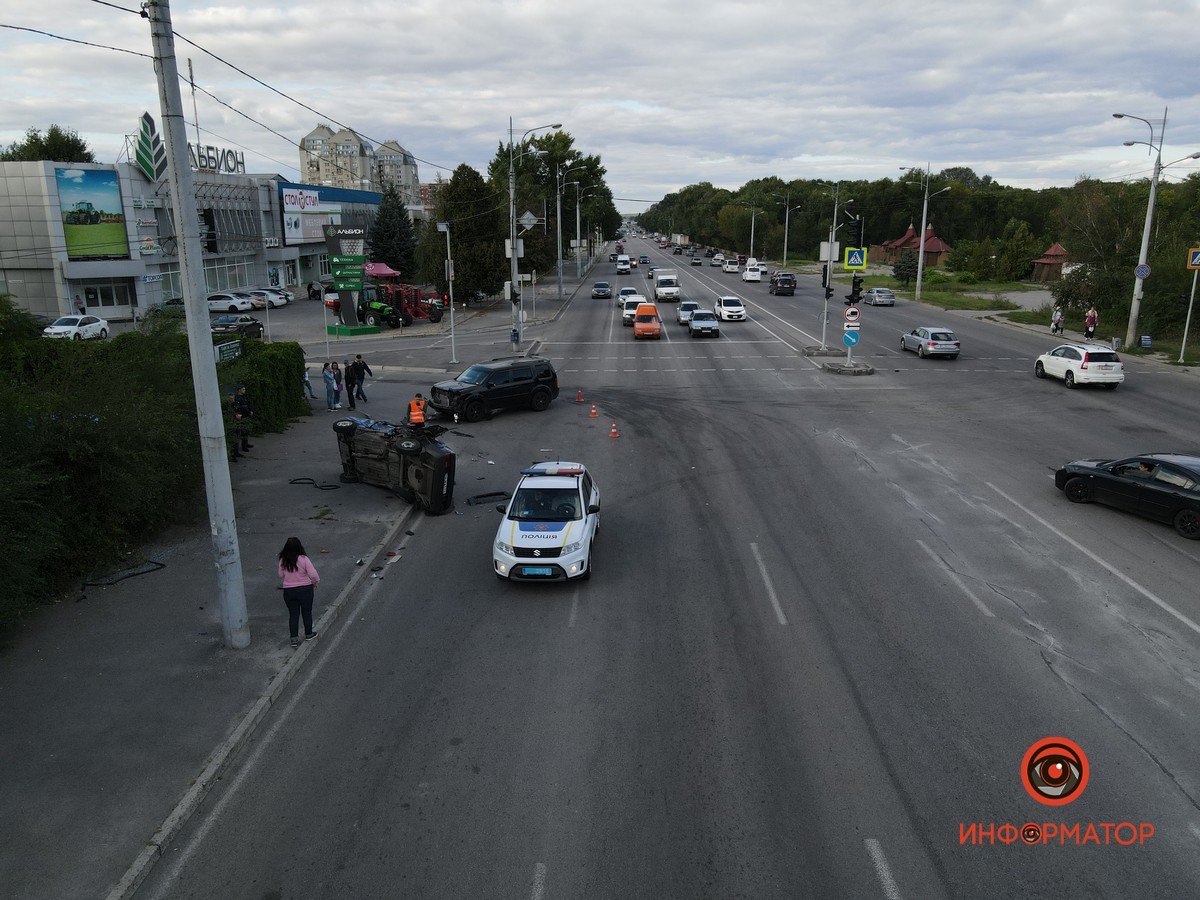 В Днепре на Слобожанском проспекте ВАЗ столкнулся с Honda и перевернулся