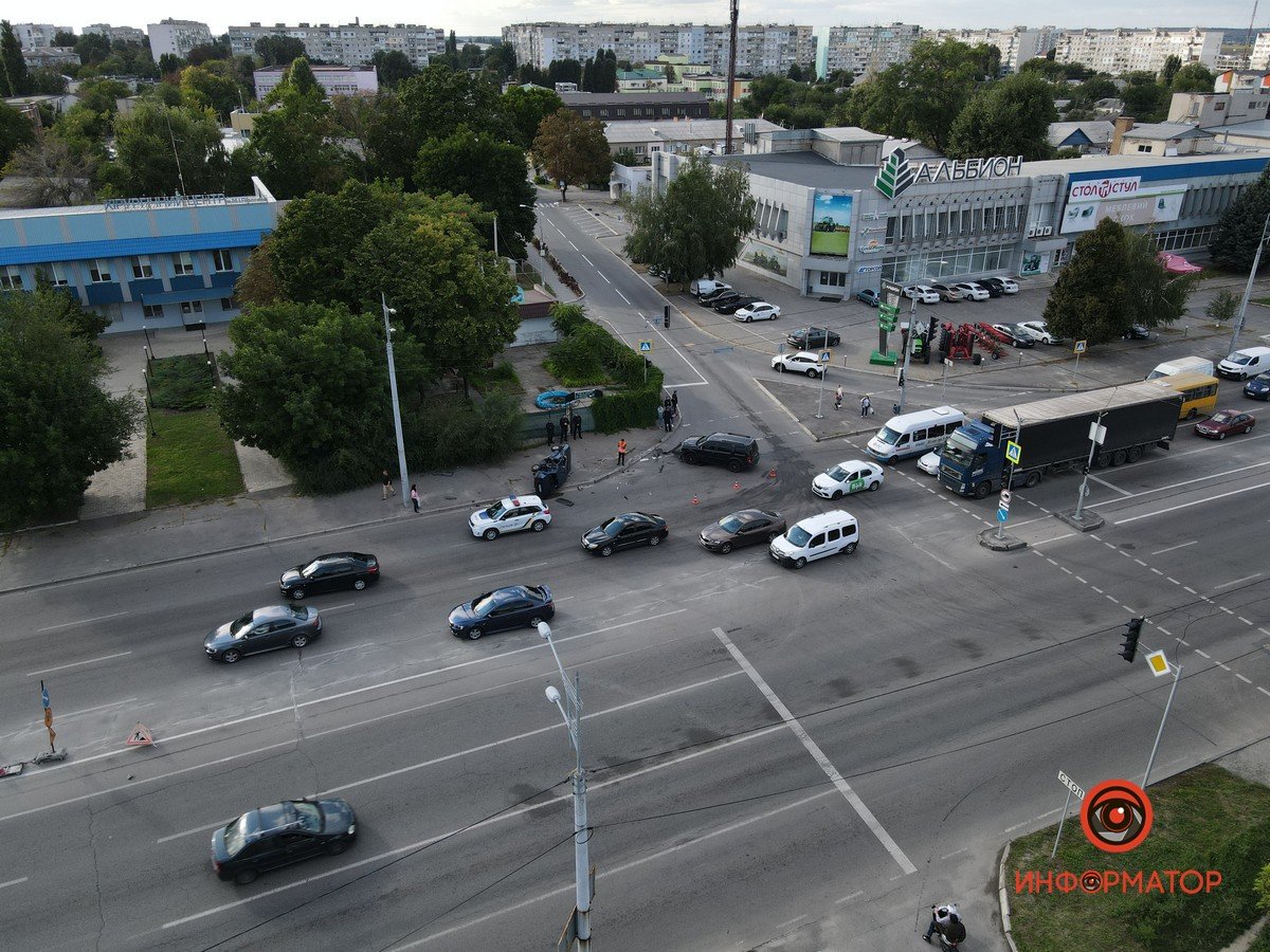 В Днепре на Слобожанском проспекте ВАЗ столкнулся с Honda и перевернулся: пострадал мужчина 2