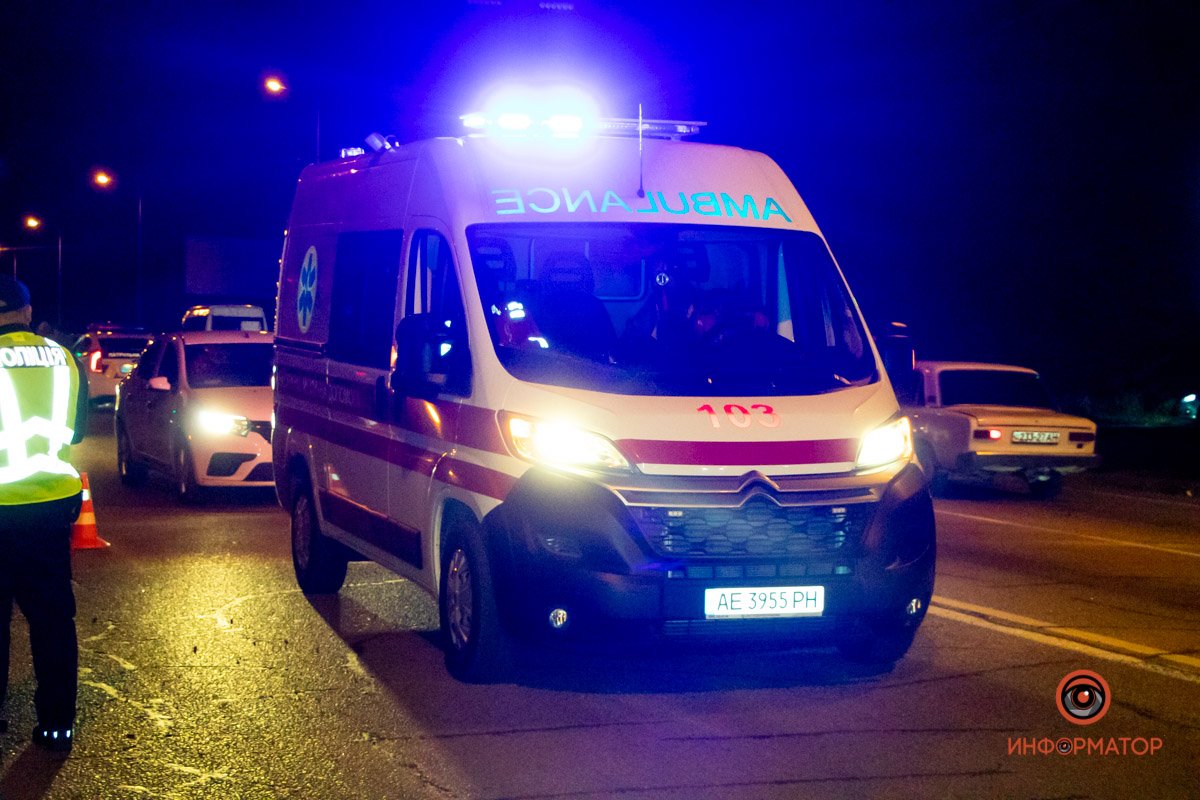 С места аварии скорые забрали двух женщин и 9-летнюю девочку. С места аварии скорые забрали двух женщин и 9-летнюю девочку.