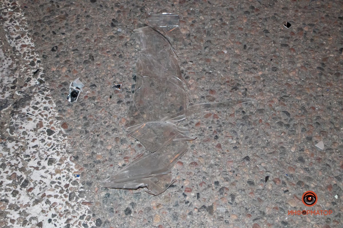 Toyota стоит прямо на перекрестке Аэропортовской и Яснополянской Toyota стоит прямо на перекрестке Аэропортовской и Яснополянской