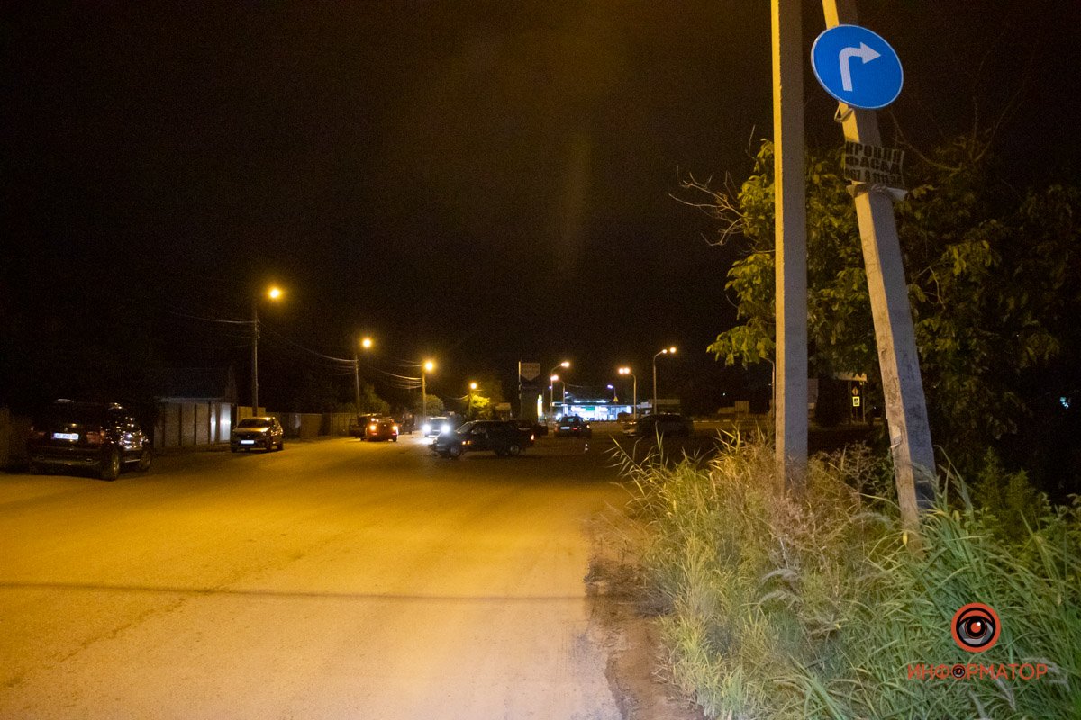 Водитель такси проигнорировал знак 4.2 "Поворот вправо" и продолжил движение прямо