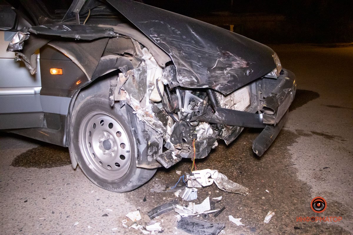 Скорые забрали в городскую больницу №6 двоих пострадавших: мужчину и женщину из ВАЗ