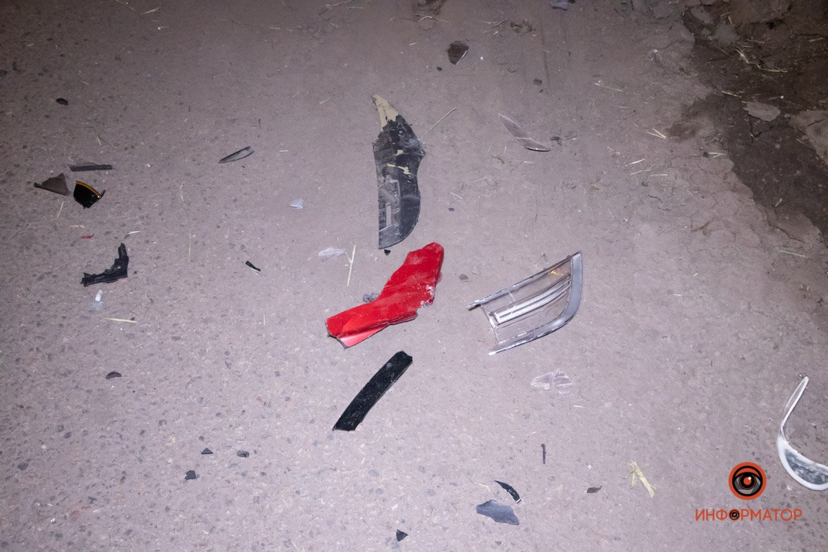 На проезжей части много обломков и осколков