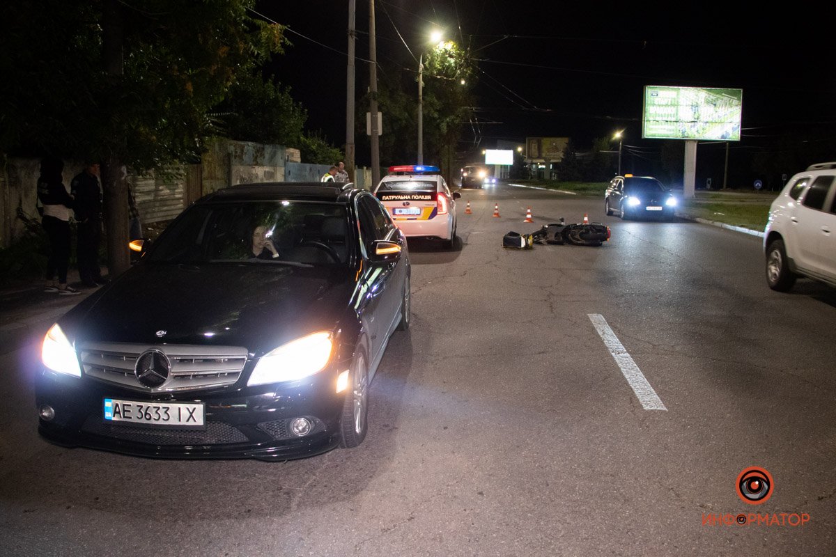 На Набережной Победы столкнулись Mercedes и курьер Glovo на скутере