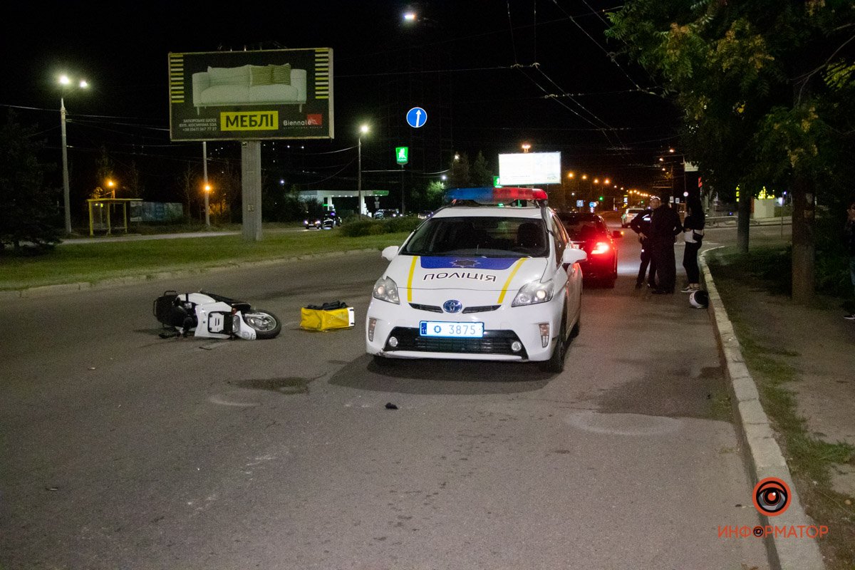 Мужчина на скутере совершал разворот на Набережной Победы