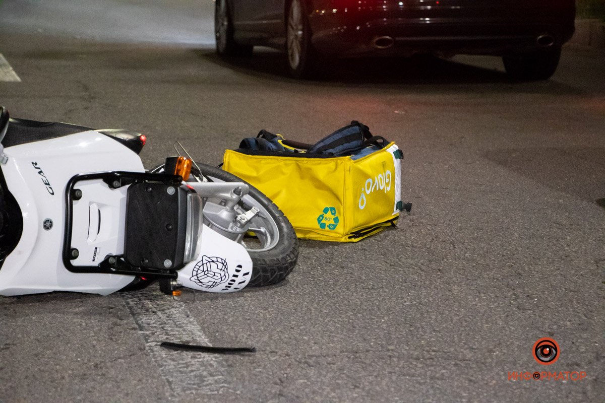 Он не пропустил Mercedes, который ехал по Набережной Победы со стороны центра города